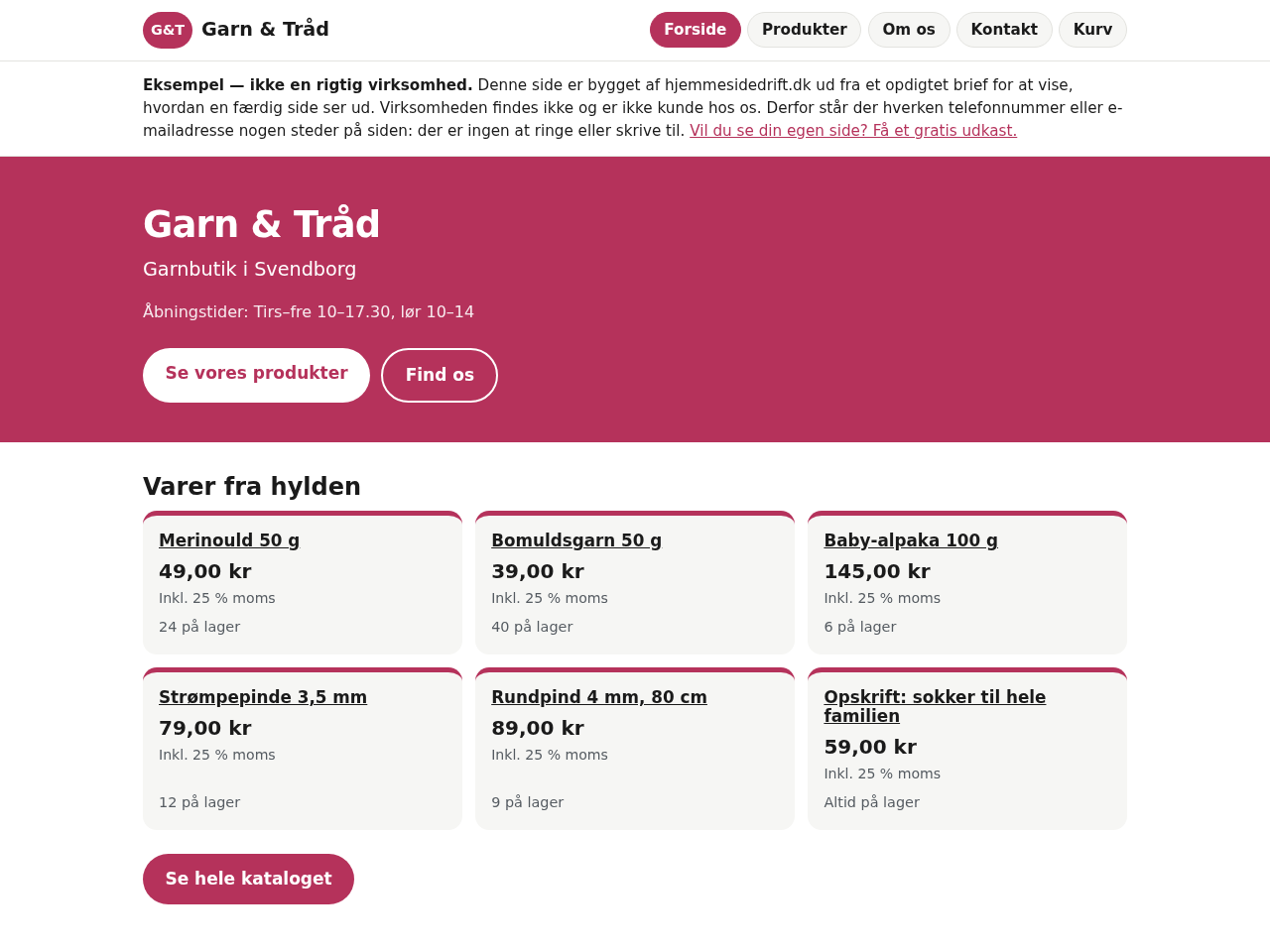 Skærmbillede af eksempelsiden for den opdigtede butik Garn & Tråd: hindbærrød forside med åbningstider, og derunder seks varekort med navn, pris inkl. moms og lagertal — blandt andet Merinould 50 g til 49,00 kr med 24 på lager.