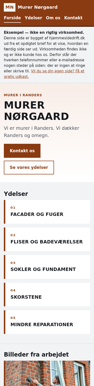 Skærmbillede på telefon af eksempelsiden for det opdigtede murerfirma Murer Nørgaard: brun topbjælke med menu, en note om at siden er et eksempel, stor overskrift, knapperne Kontakt os og Se vores ydelser, en liste med fem nummererede ydelser og nederst overskriften Billeder fra arbejdet med toppen af et billede af en murstensfacade. Det er et eksempel bygget af den samme generator, der bygger dit udkast — ikke en kundes side.