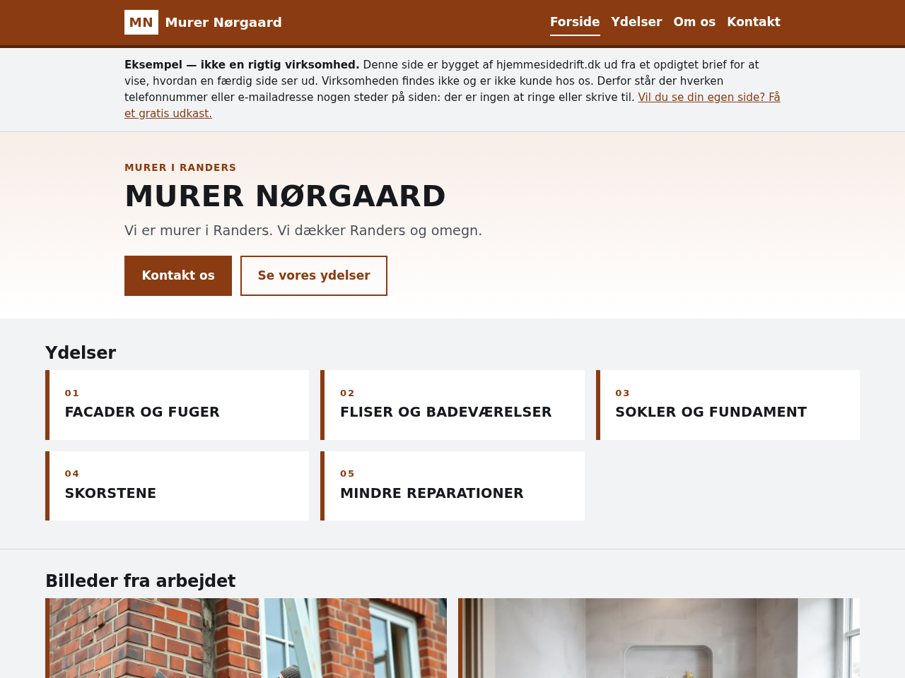 Skærmbillede af eksempelsiden for det opdigtede murerfirma Murer Nørgaard: rustrød topbjælke, stor overskrift med versaler, to knapper, et bredt gitter med fem nummererede ydelser og nederst overskriften Billeder fra arbejdet med toppen af to billeder. Siden er bygget af den samme generator, der bygger dit udkast — den er ikke en kundes side.